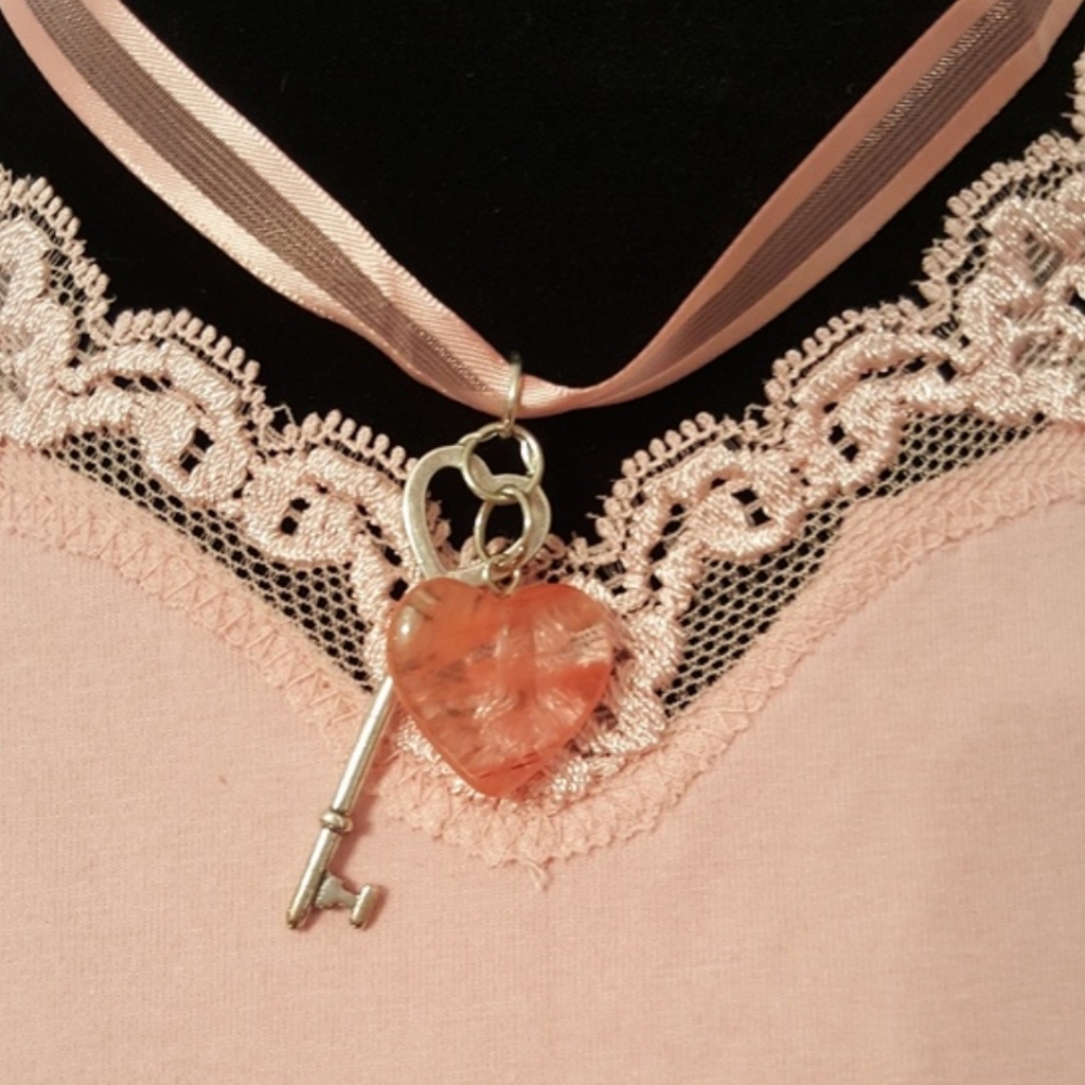 New 14.25" orange heart & silver tone key choker - Picture 2 of 5